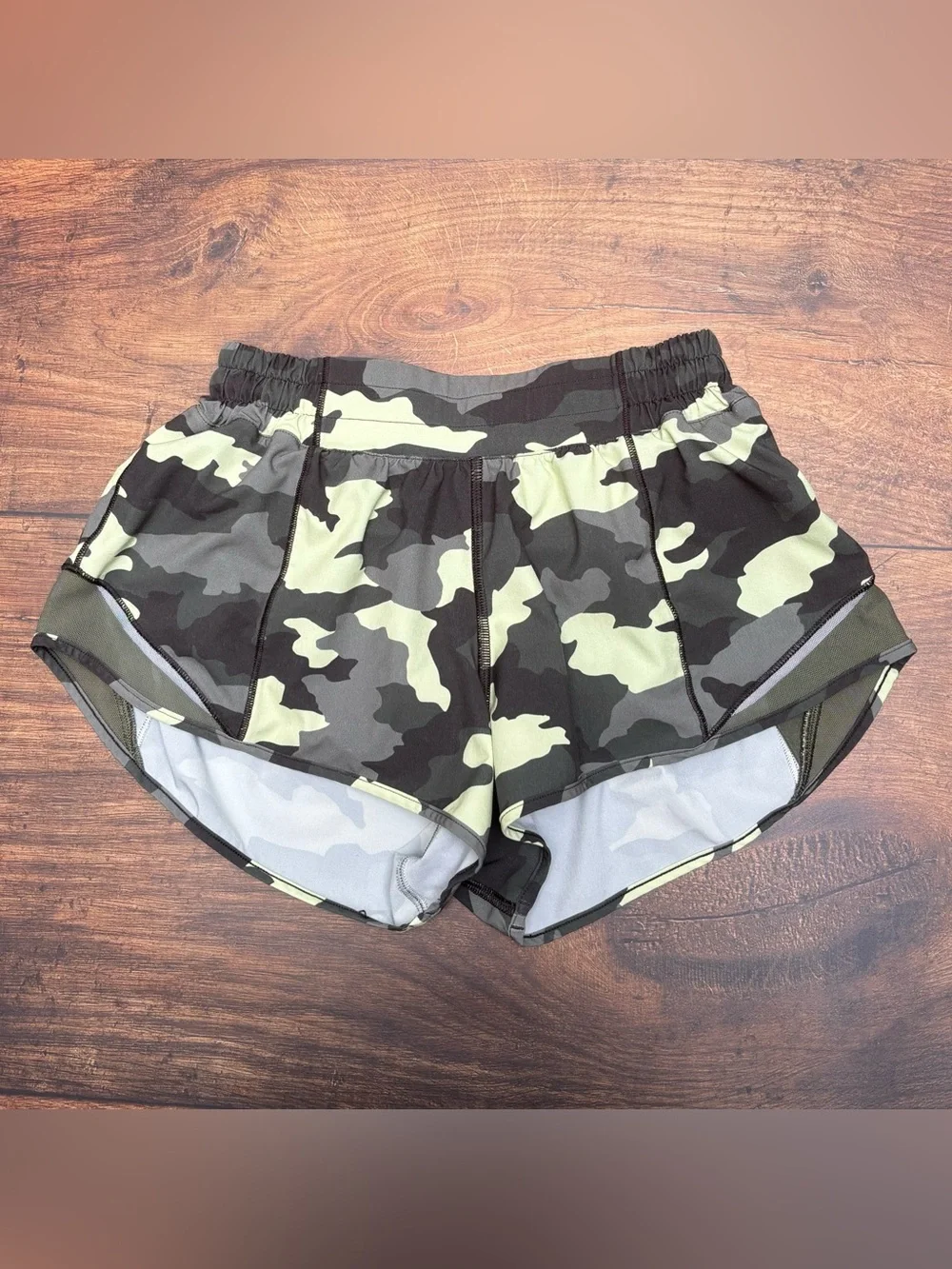 Lululemon Hotty Hot Low Rise Shorts 2.5